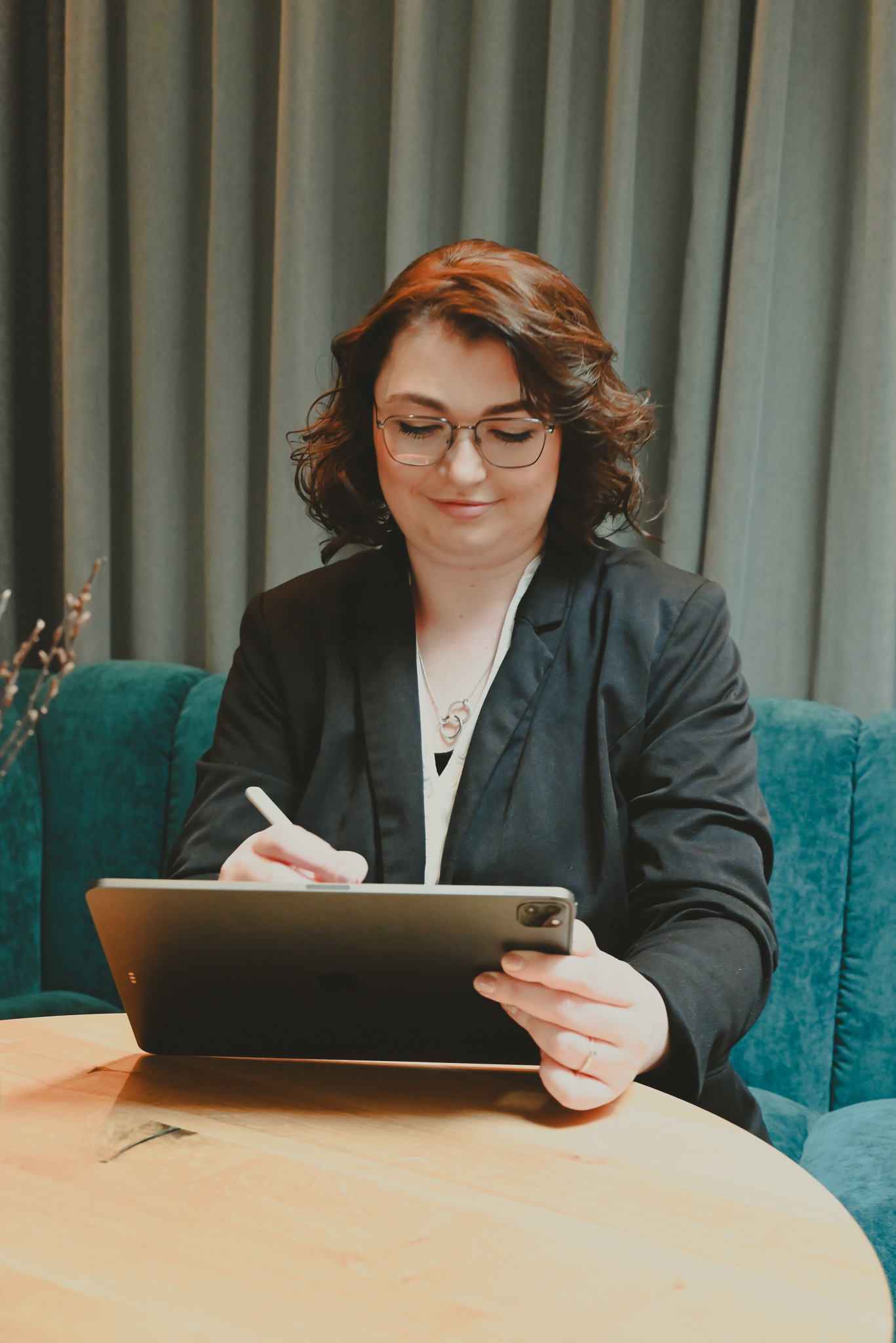 Christina Monuth arbeitet konzentriert am Tablet