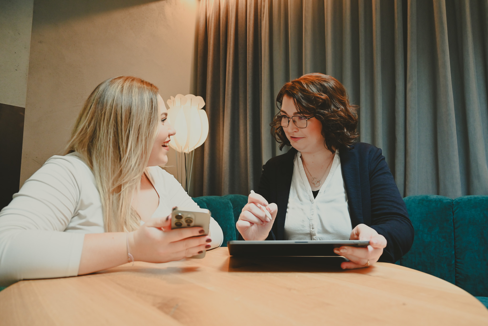 Christina Monuth im Beratungsgespräch mit Kundin