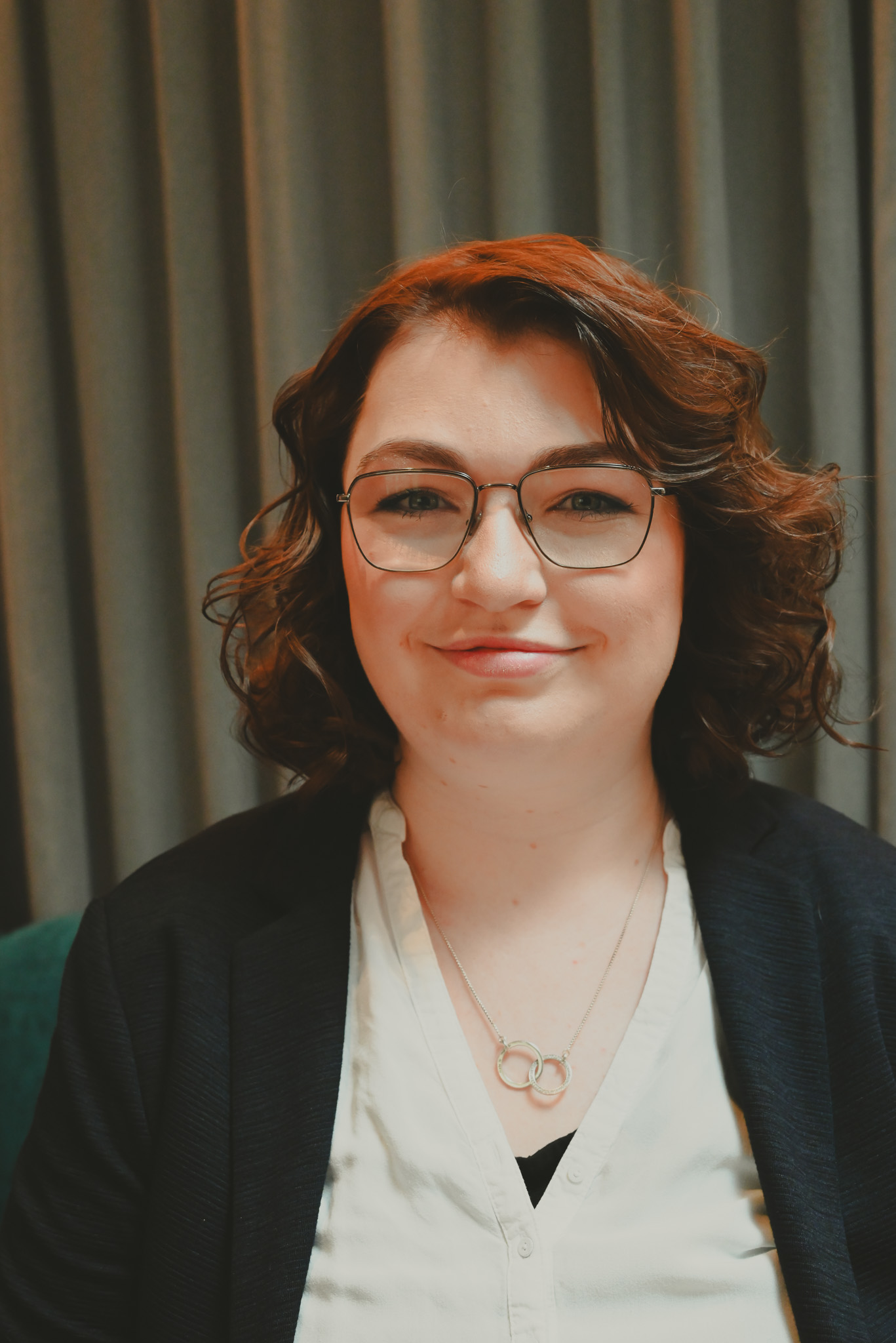 Christina Monuth arbeitet digital am Tablet